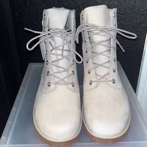 Like new Off white/ light beige Timberlands